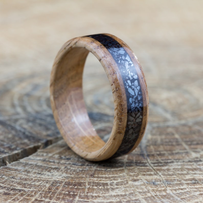 Bague en chêne massif et magnétite, bague de mariage unique en bois fait main, style bohème et vintage, alliance naturelle homme et femme image 3