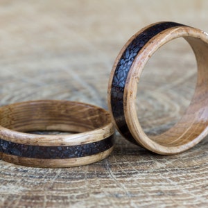 Bague en chêne massif et magnétite, bague de mariage unique en bois fait main, style bohème et vintage, alliance naturelle homme et femme image 5