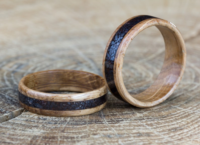 Bague en chêne massif et magnétite, bague de mariage unique en bois fait main, style bohème et vintage, alliance naturelle homme et femme image 5