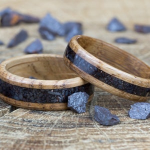 Bague en chêne massif et magnétite, bague de mariage unique en bois fait main, style bohème et vintage, alliance naturelle homme et femme image 6