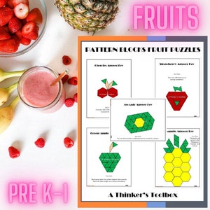 Pode incluir: Uma imagem vibrante com uma exibição educacional com tema de frutas. Inclui um smoothie, morangos frescos, framboesas e um abacaxi. A exibição apresenta "Pattern Blocks Fruit Puzzles" com chaves de resposta para cerejas, morangos, abacate, maçã verde e abacaxi. Os textos "Fruits" e "Pre K-1" também são visíveis.