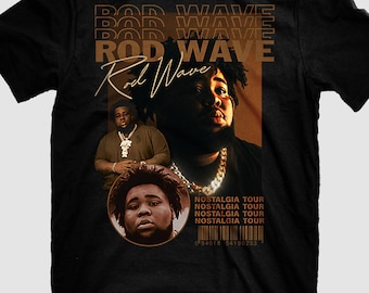 Könnte beinhalten: Schwarzes T-Shirt mit einem braunen Aufdruck von Rod Wave. Der Aufdruck enthält eine Collage von Rod Waves Gesicht, einem Barcode und dem Text "Rod Wave" und "Nostalgia Tour".