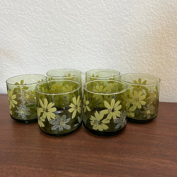 Vintage green daisy set tumblers. 1970’s