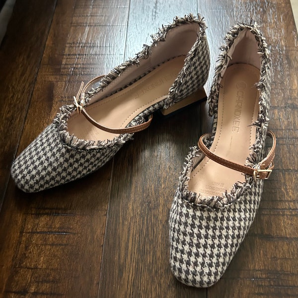 Tan and Brown Tweed Chrnoxee Hand Made Shoes. Size 35 (4.5 U.S)