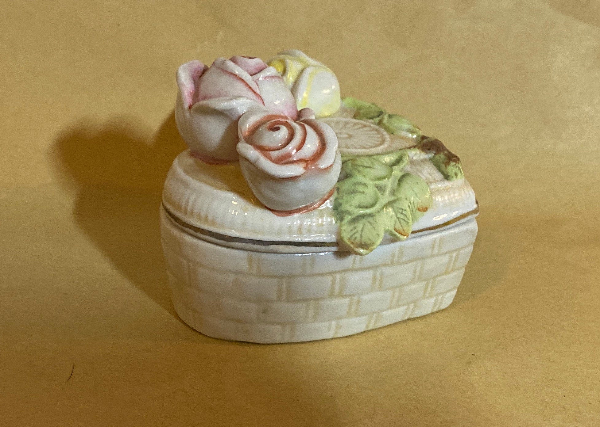 蓋にバラが飾られたヴィンテージのハート型小物入れ - Etsy 日本