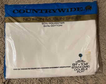 Könnte beinhalten: Ein weißes Countrywide No-Iron-Musselin-Bettlaken in einer Plastikverpackung. Das Laken besteht aus 50 % Polyester und 50 % Baumwolle. Es ist ein Standard-Doppel-Flachlaken mit den Maßen 81 Zoll x 104 Zoll. Das Laken hat über 128 Fäden pro Quadratzoll und übertrifft die staatlichen Vorgaben.