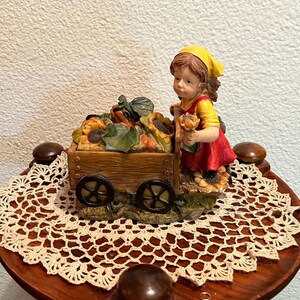 ヴィンテージ樹脂製の花と野菜のカートの小物入れを持つ女の子
