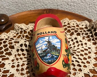 ヴィンテージオランダ土産木製シューズ（赤色、花柄入り、長さ6インチ
