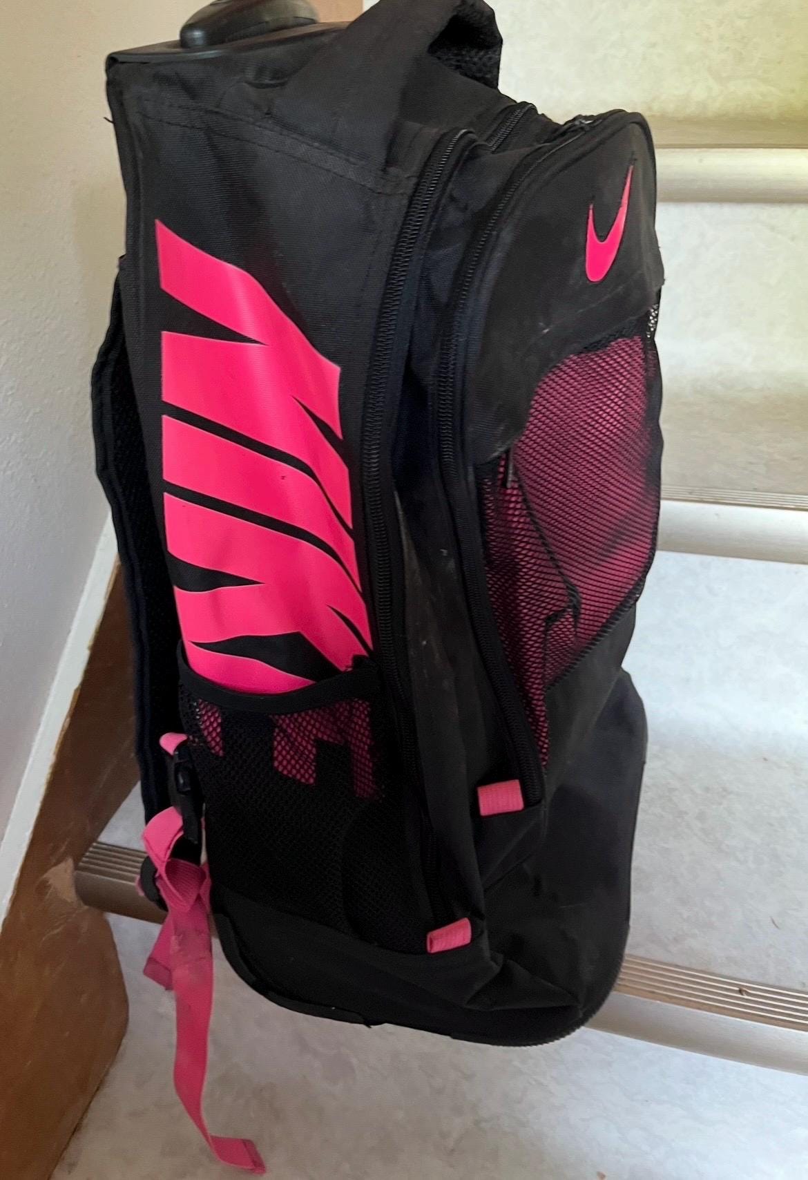 Mochila Nike negra/rosa intenso con ruedas, asa retráctil y