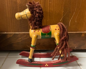 Cheval à bascule en bois de collection vintage avec crinière et queue en fil brun peinte à la main