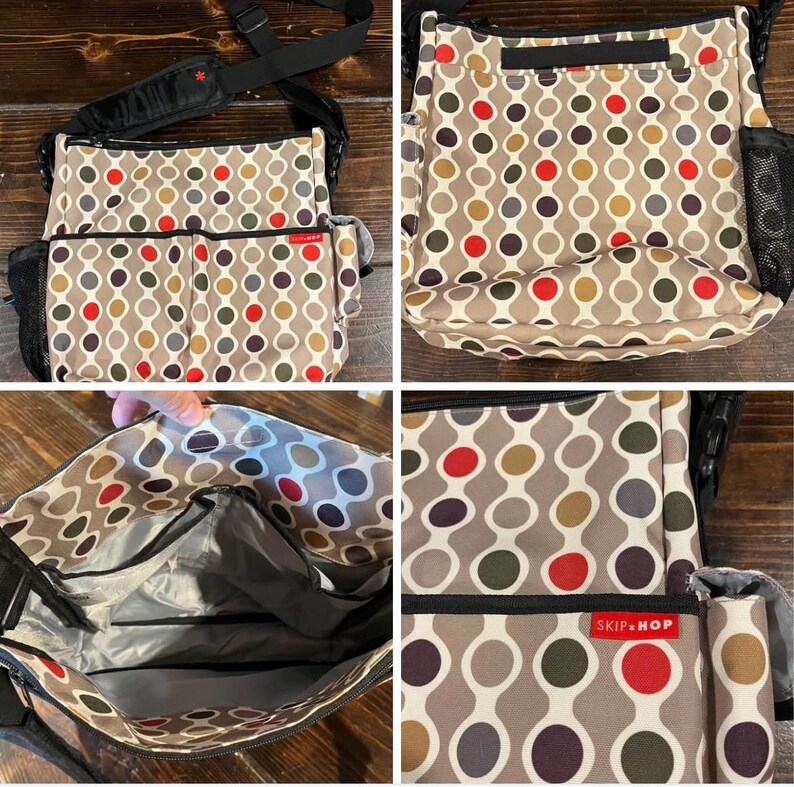 Puede incluir: Un bolso para pa&ntilde;ales Skip Hop con un patr&oacute;n repetido de c&iacute;rculos coloridos en rojo, verde, marr&oacute;n y morado sobre un fondo beige. El bolso tiene m&uacute;ltiples bolsillos, una correa para el hombro negra y un bolsillo lateral de malla.