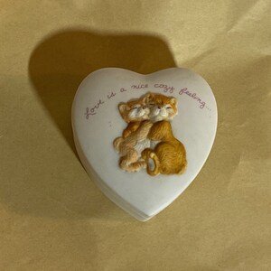 Vintage Fine Porcelain Precious Moments Heart ‘Love is a Nice Cozy Feeling’