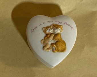Vintage porcelana fina Precious Moments Corazón 'El amor es un sentimiento agradable y acogedor'