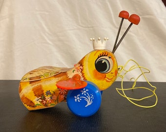 Vintage Fisher Price Wood & Plastic Queen Buzzy Bee Pull Toy #444