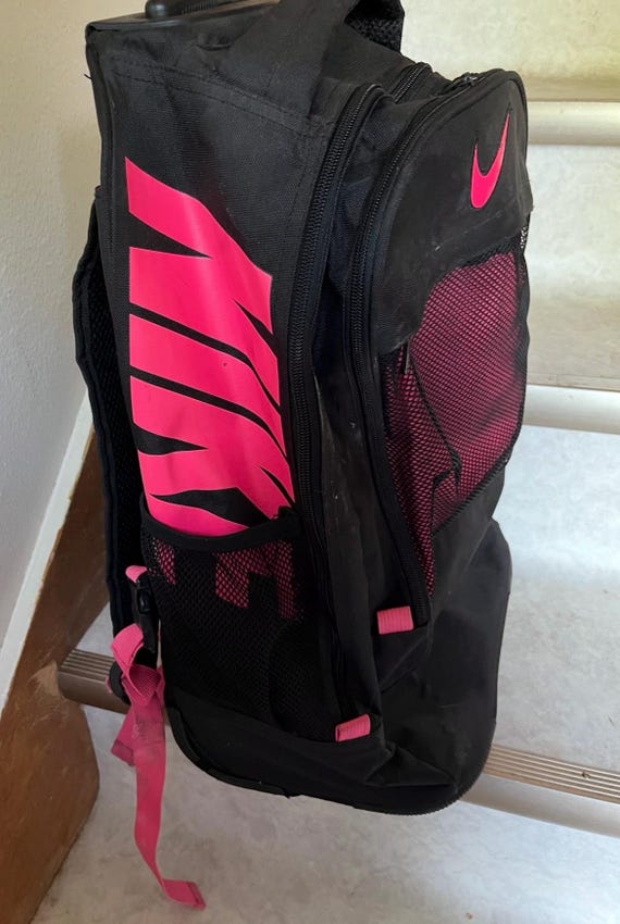 Mochila Nike negra/rosa intenso con ruedas, asa retráctil y