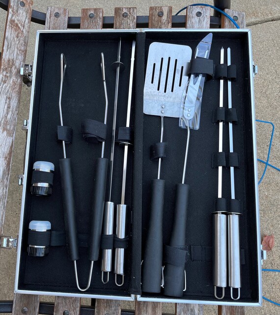 Ensemble d'outils pour barbecue Excellent ensemble neuf au cas où