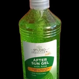 Puede incluir: Una botella de plástico verde de gel para después del sol Studio Selection con aloe vera. La botella tiene un dispensador de bomba y una etiqueta con el nombre del producto y los ingredientes. La botella contiene 473 ml.