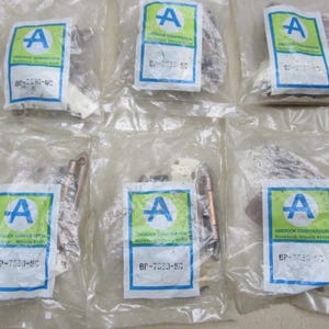 Puede incluir: Seis bolsas de plástico selladas que contienen varios componentes de hardware metálicos. Cada bolsa tiene una etiqueta con un diseño verde y azul, la letra "A" y el texto "BP-7530-NC".