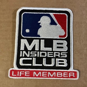 Könnte beinhalten: Ein gestickter Aufnäher in Schwarz und Weiß mit dem MLB-Logo und dem Text "MLB INSIDERS CLUB LIFE MEMBER".