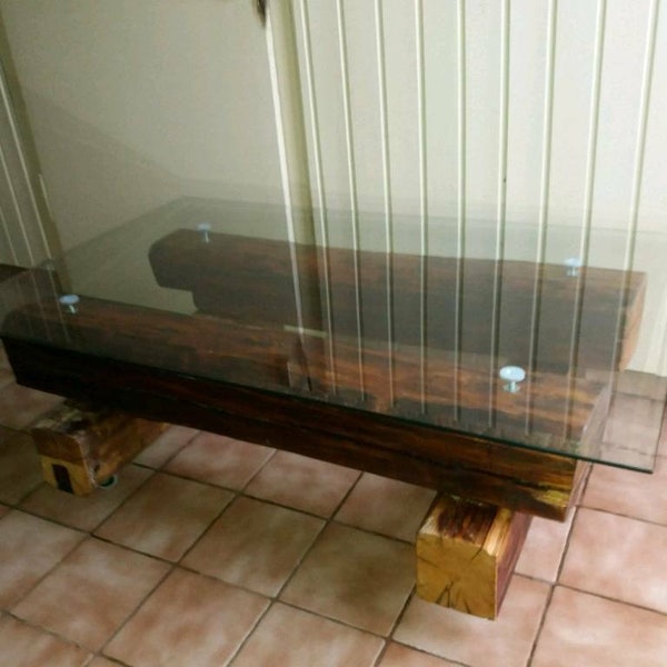 Table basse en poutres anciennes avec plateau en verre