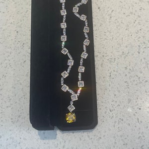 Conjunto de collar y pendientes con brillantes diamantes amarillos de Lady Gaga en piedra natural de impresionante calidad.