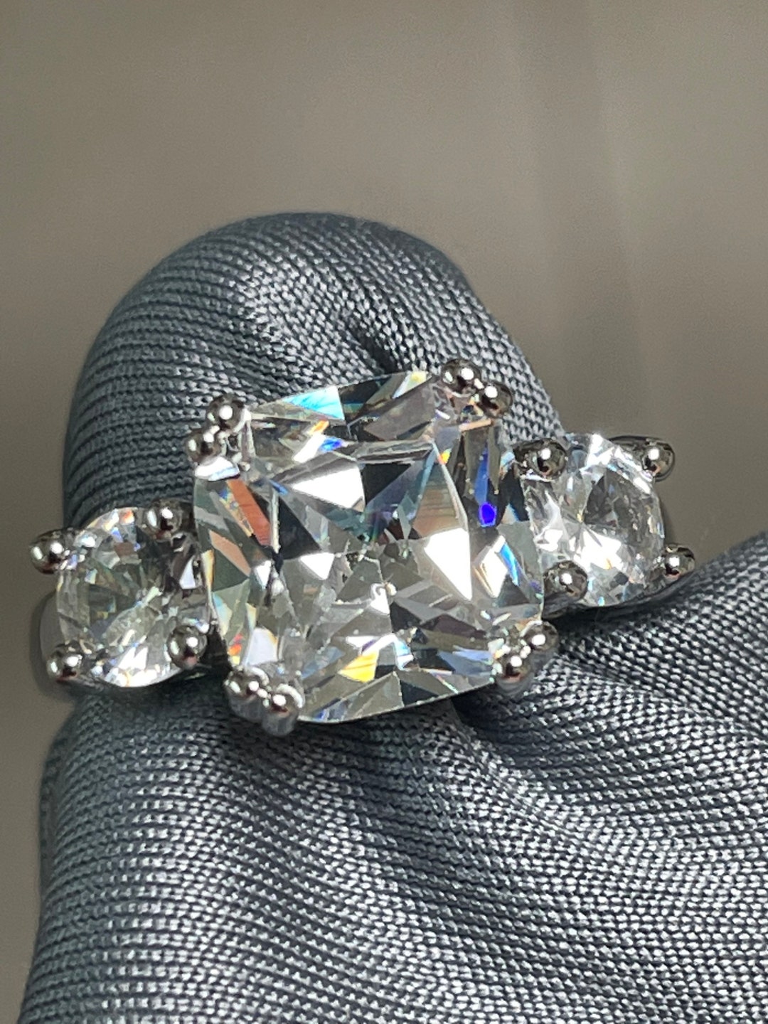 Meghan markle engagement online ring carat size