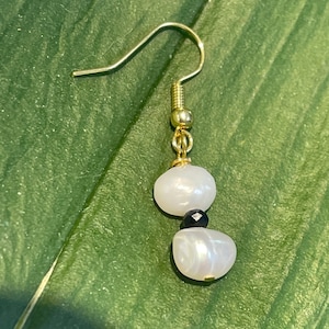 Genuine Natural white Pearl and onyx drop dangle earrings baroque