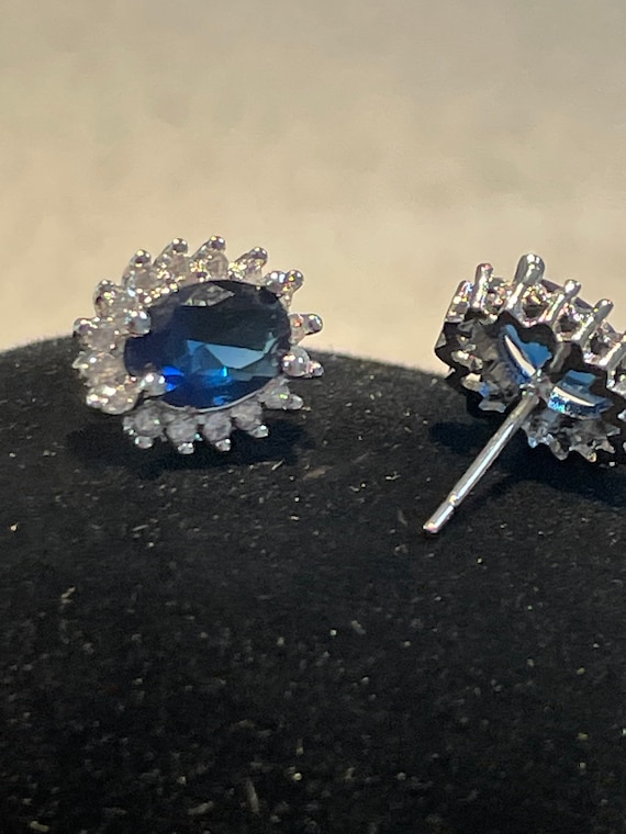 Gli orecchini di zaffiri e diamanti della principessa Diana, indossati da Kate Middleton. - Italia