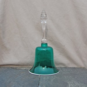 Grande campana vittoriana in vetro soffiato a mano verde, antica campana nuziale in vetro