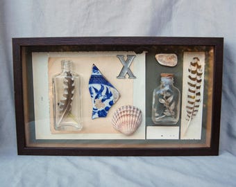 Arte de objetos encontrados enmarcados, exhibición de objetos seleccionados, objetos naturales y vintage, obras de técnica mixta, arte de ensamblaje, colección de objetos encontrados