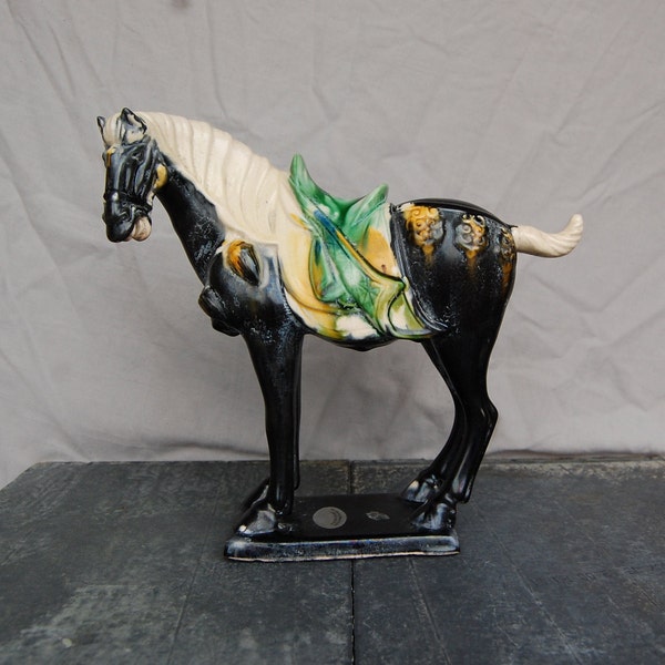 Cheval en poterie Sancai de style Tang, statue de cheval de guerre