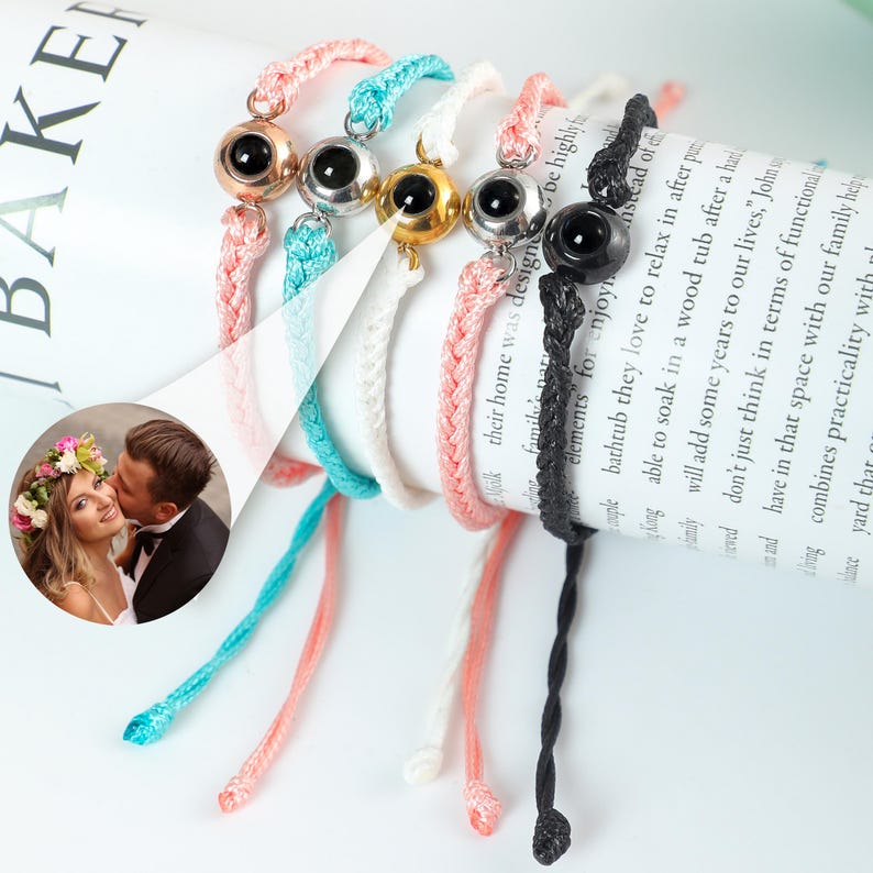 Puede incluir: Cinco pulseras trenzadas de colores con un peque&ntilde;o dije redondo con un dise&ntilde;o de ojo negro. Las pulseras son en tonos de rosa, azul, blanco y negro.