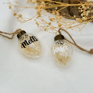 Personalisierte Glas-Ostereier mit Trockenblumen – Osterdeko & Geschenk mit Namen – Tischkärtchen, Namensschild, Ostergeschenk, Frühingsdeko