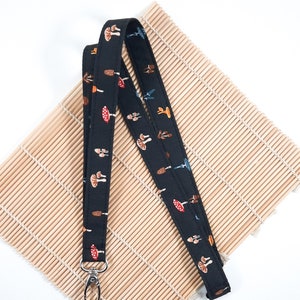 Lanière Wild Fungi, lanière Toadstools, support pour carte d'identité Breakaway, porte-clés en tissu, cadeau pour amateur de champignons Royaume-Uni