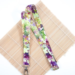 Cordón de hortensia lila, llavero floral, portatarjetas de identificación separable, llavero de tela, regalo para ella