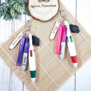 Personalisiertes Stift-Schlüsselbund-Set: Mini Sharpie, 4-Farb-Stift, Textmarker, LED