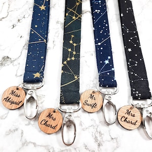 Personalisierte Sternbild Karte mit Namen Tags, Constellation ID-Abzeichen Halter, abtrünniger Schlüsselanhänger, Geschenk für Lehrer / Krankenschwester / Schüler