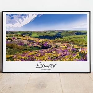 Könnte beinhalten: Ein gerahmter Druck des Exmoor-Nationalparks. Das Kunstwerk zeigt eine lebendige Landschaft mit grünen Hügeln, lila und gelben Wildblumen und einem strahlend blauen Himmel mit weißen Wolken. Der Text "Exmoor National Park" befindet sich unten.