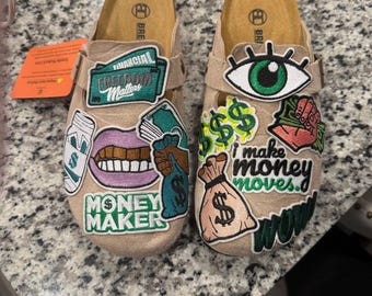 Sandalias personalizadas Money Moves / Sandalias con parches personalizados / Ropa artesanal que marca tendencia