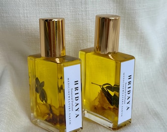 Hridaya Botanical Perfume | 100 % natürlich | Duft für Ihr Herz mit Rose, Palo Santo, Bobinsana, Jasmin, Benzoeharz und Bergamotte | 15 ml