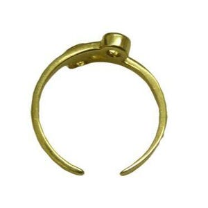 Pu&ograve; includere: Un anello color oro con un design aperto. L'anello ha una fascia arrotondata che si curva, con un piccolo dettaglio circolare rialzato in alto. L'anello &egrave; realizzato in un materiale metallico lucido.