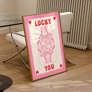 Retro Pink Lucky You Poster, Queen Of Hearts Print, Retro Playing Card Wall Art, Maximalist Wall Art, Stampa retrò rosa e rossa / R041