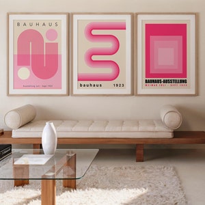 Juego de 3 impresiones artísticas Bauhaus en color rosa, descarga digital, arte mural de mediados de siglo, galería de pared retro en color rosa, juego de pósteres geométricos Bauhaus / D004