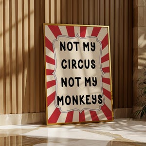 K&ouml;nnte beinhalten: Ein rot-wei&szlig; gestreiftes Poster mit dem Text "Not my circus, not my monkeys" in schwarzen Buchstaben.