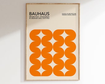 Pode incluir: Um cartaz minimalista com o texto "BAUHAUS" em preto, "Modernism, minimalism & abstract arts 1919-1933" em preto e "SCHOOL OF ARCHITECTURE WEIMAR, DESSAU, BERLIN" em preto. O cartaz apresenta um padrão geométrico de formas laranja sobre um fundo creme.