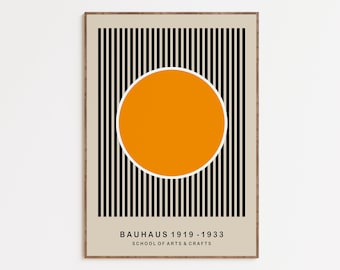 Peut inclure: Une affiche minimaliste avec un grand cercle orange sur un fond de rayures verticales noires et blanches. Le texte "Bauhaus 1919-1933 École des arts et métiers" est en bas de l'affiche.