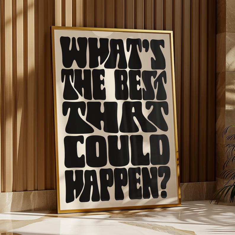Puede incluir: Una impresi&oacute;n enmarcada con fondo blanco y texto negro que dice "What's the best that could happen?" El texto est&aacute; en una fuente retro y psicod&eacute;lica.
