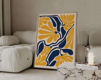 Op de afbeelding: Abstracte kunstprint met een gestileerd bloemenontwerp in tinten geel en blauw. De print is ingelijst en wordt getoond aan een muur in een moderne woonkamer.