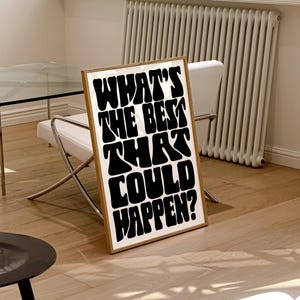 Puede incluir: Una impresi&oacute;n enmarcada con fondo blanco y texto negro que dice "What's the best that could happen?" El texto est&aacute; en una fuente retro y psicod&eacute;lica.