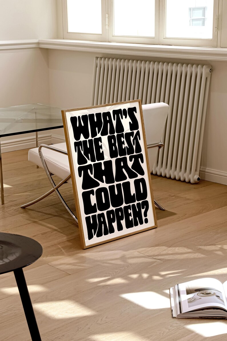 Puede incluir: Una impresi&oacute;n enmarcada con fondo blanco y texto negro que dice "What's the best that could happen?" El texto est&aacute; en una fuente retro y psicod&eacute;lica.